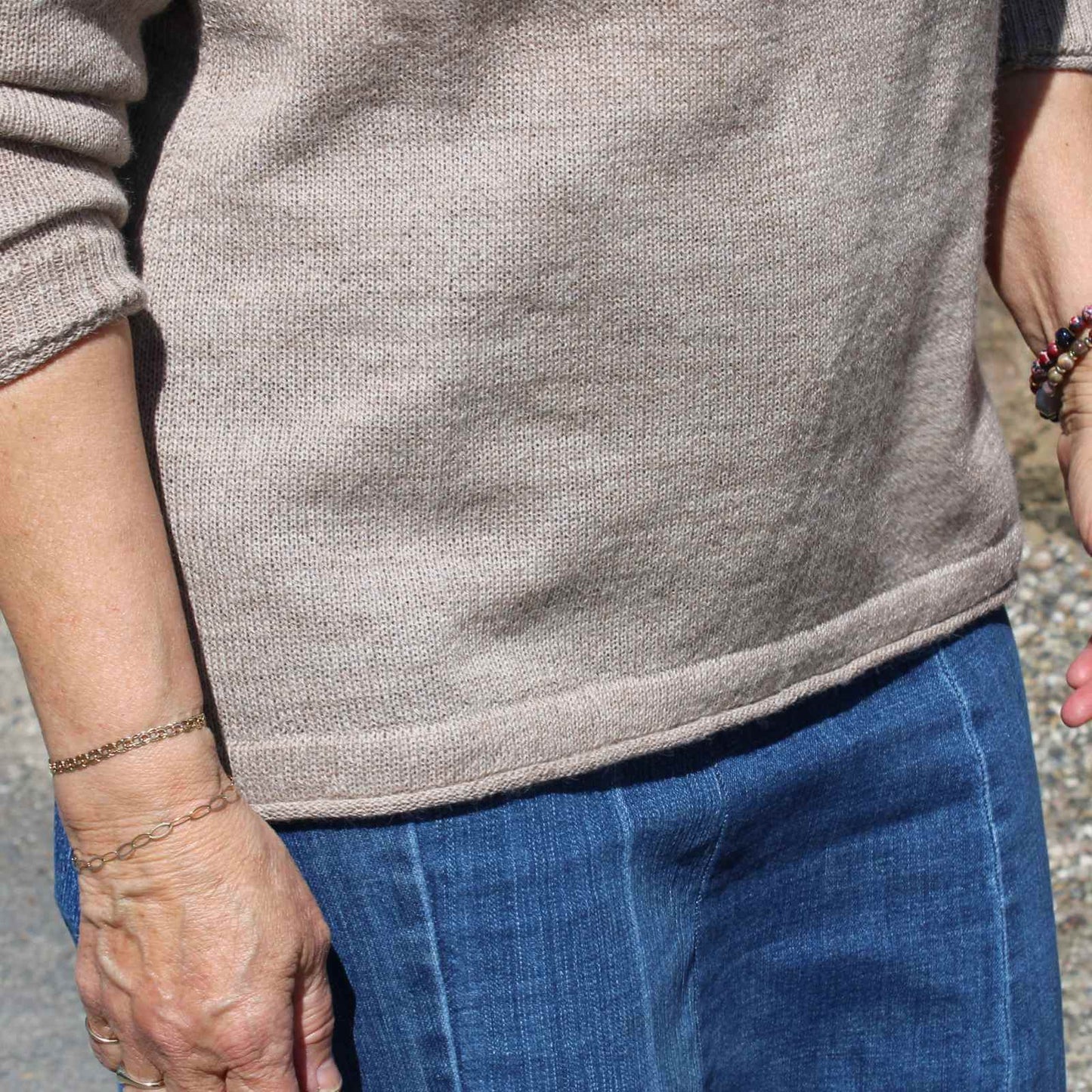 Beige striktrøje med jeans nederdel