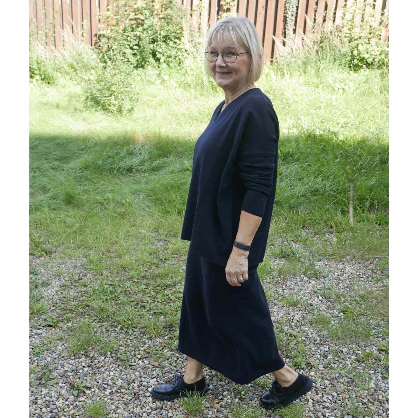 Anbi Jette i blå Stella sæt med lang smal nederdel og trøje med v-hals