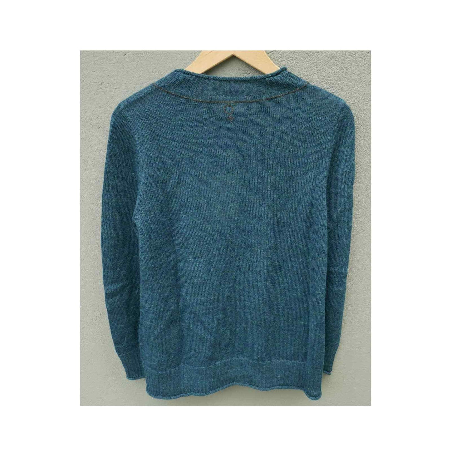 baby alpaca bluse fra Gorridsen Gaia model bagfra ocean