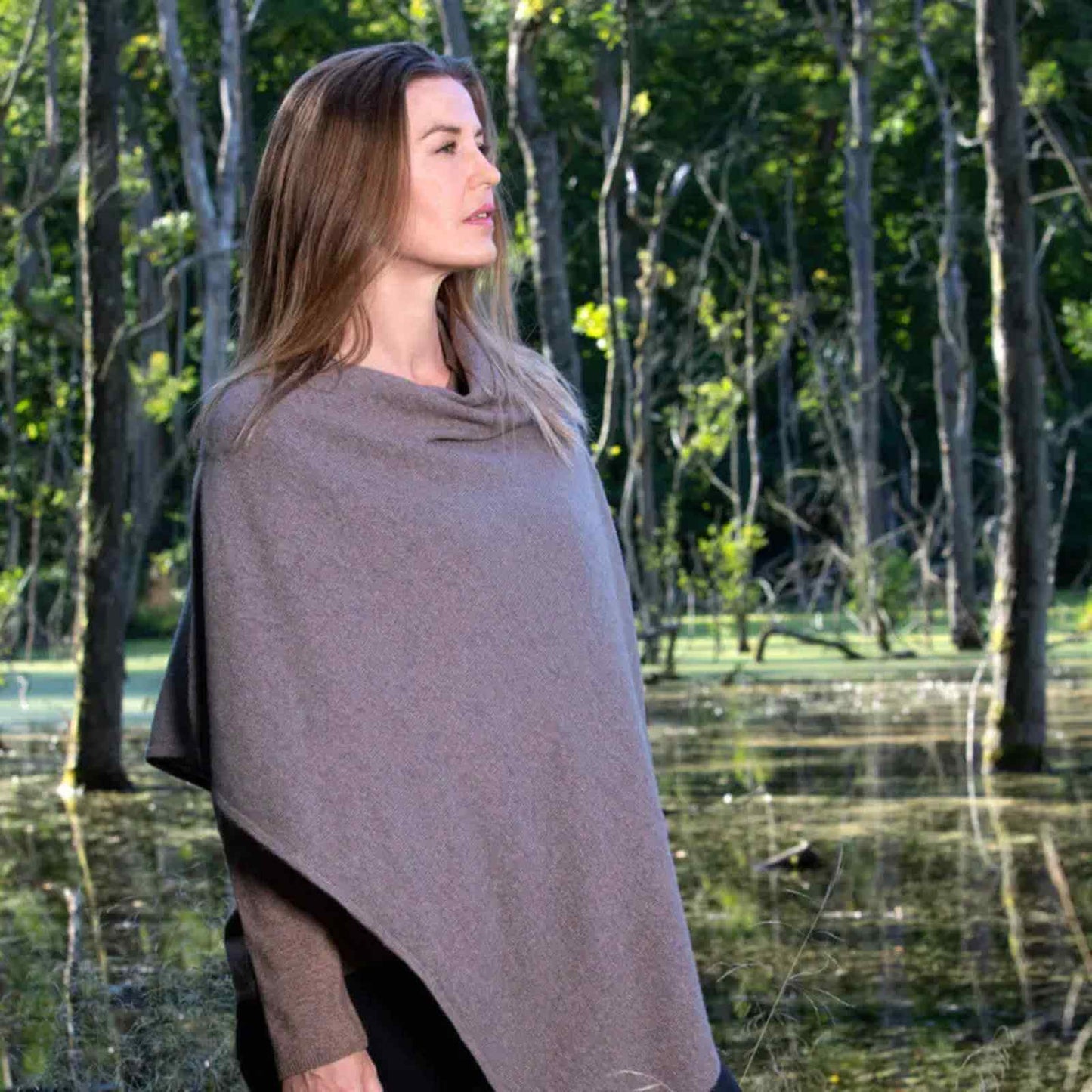 model i Gorridsen poncho i farven nutmeg