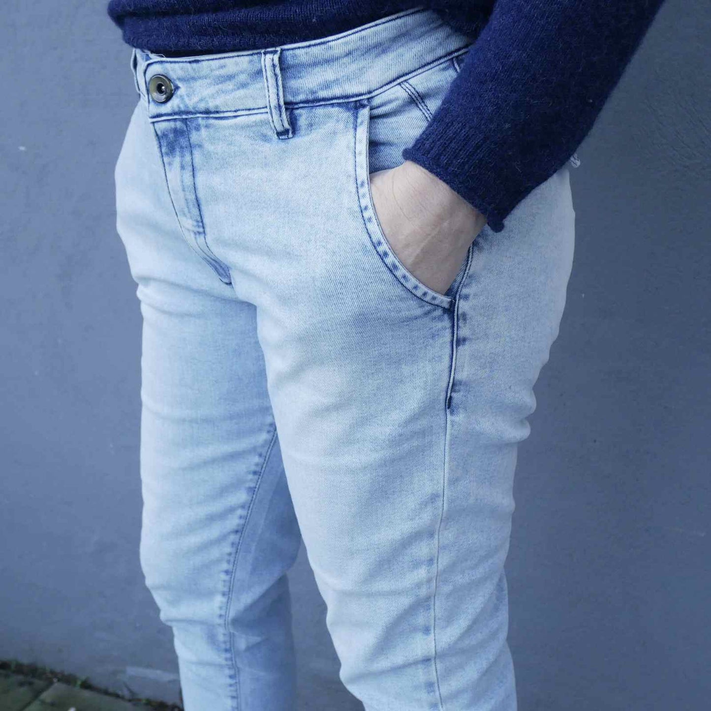 Lomme detalje på lyse Jonny Q jeans hos Anbi
