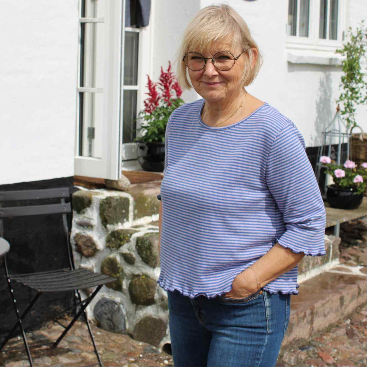 Anbi Jette lyseblå stribet bomuldsbluse og jeans