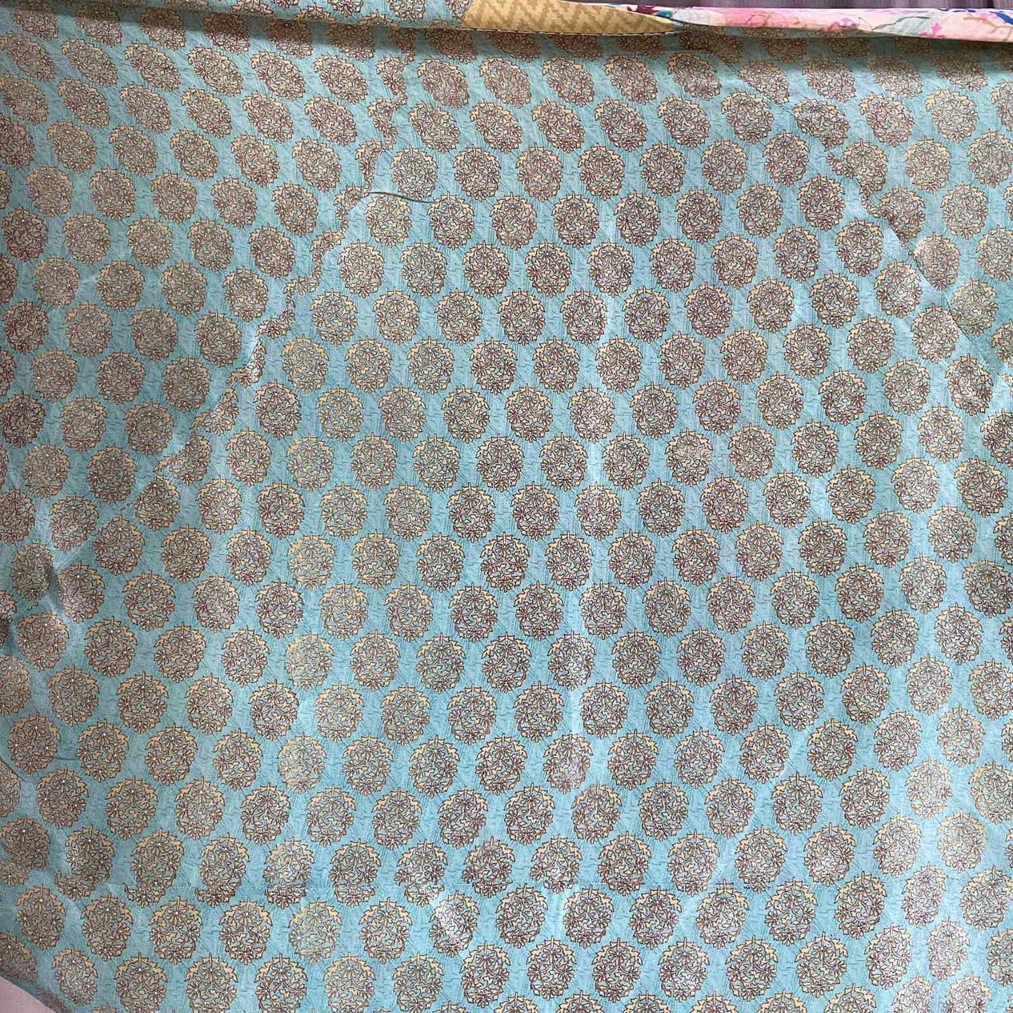 Lysegrønt mønster på stort silketørklæde fra Cofur
