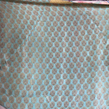 Lysegrønt mønster på stort silketørklæde fra Cofur