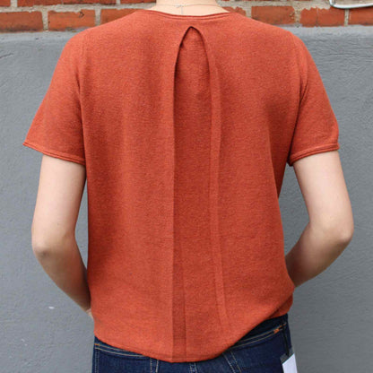 Rustfarvet kortærmet bluse bagfra på læg i ryggen
