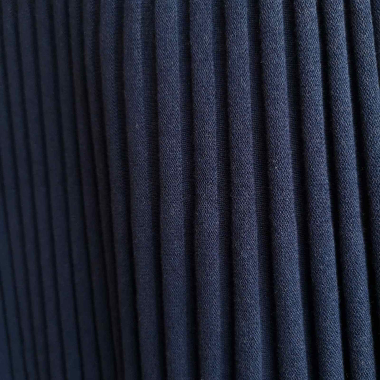 Nærbillede af blå nederdel i 100% økologisk bomuld