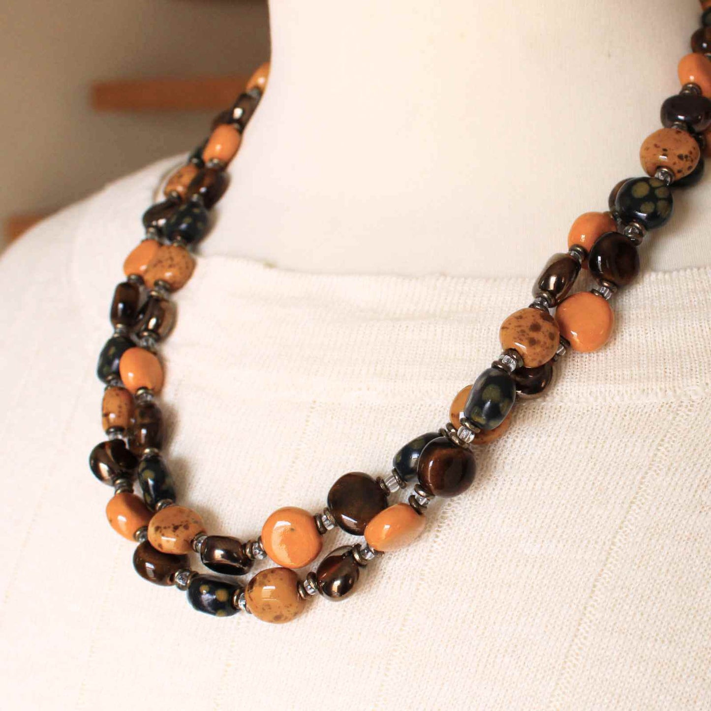 perlekæde med orange, rune og bronze perler