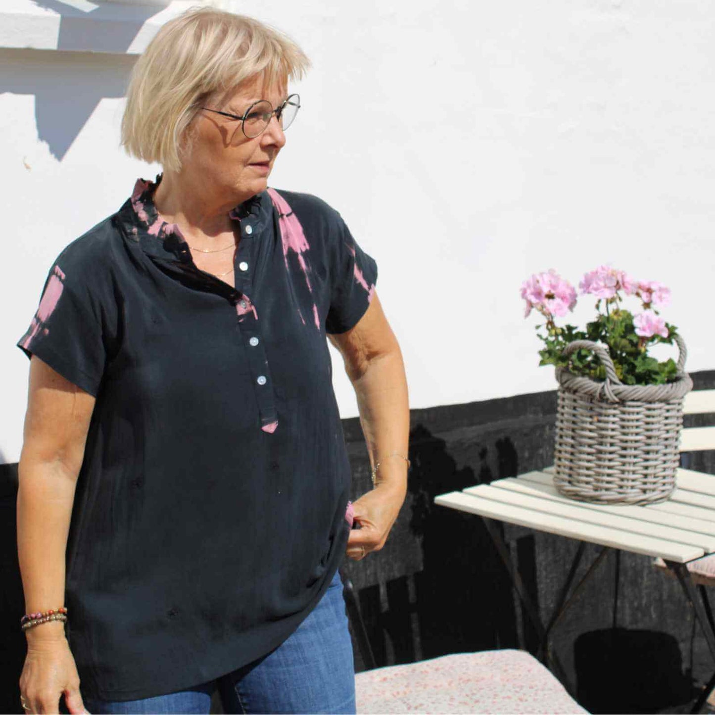 Anbi Jette i sort og pink silketop