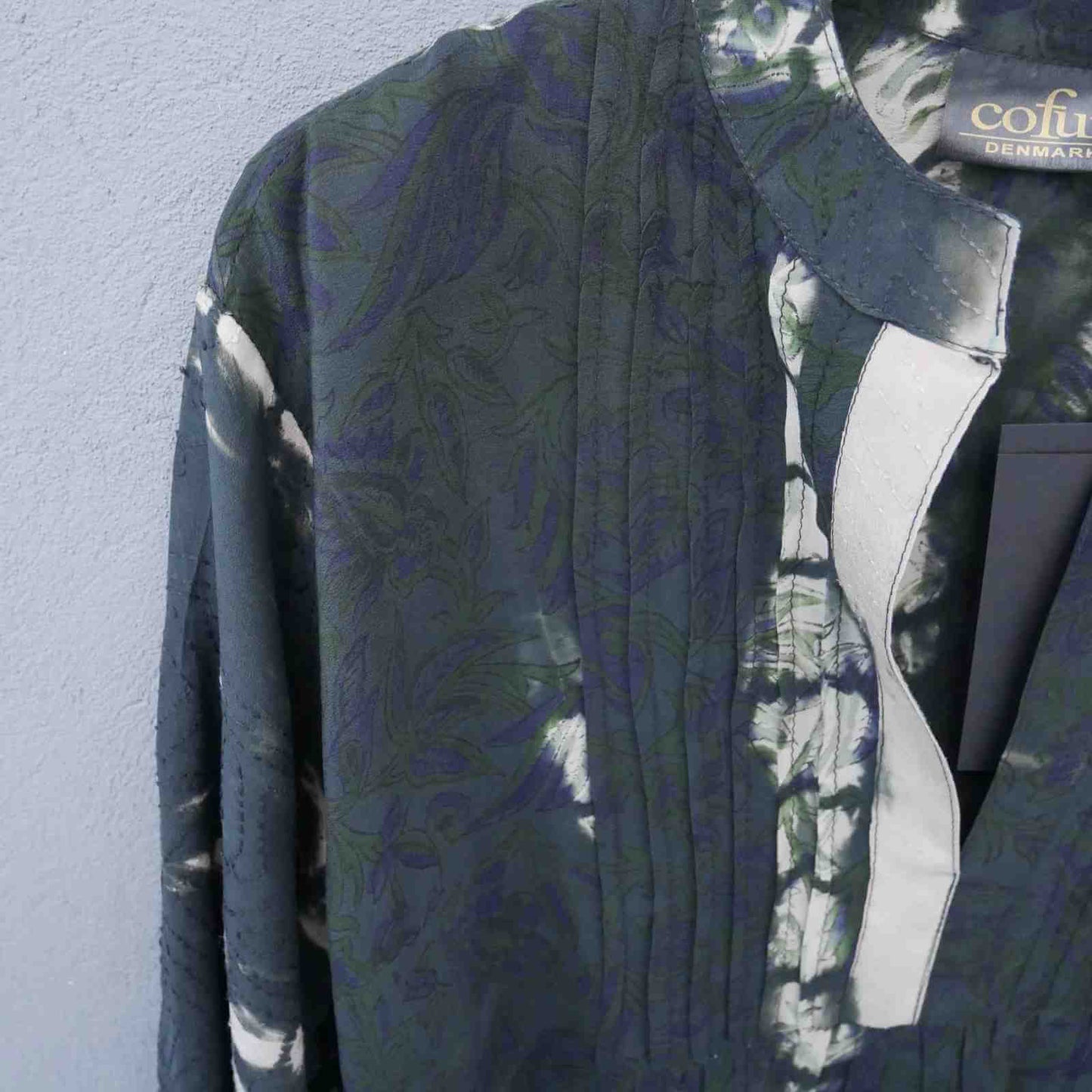 Sort silkeskjorte med dyb V-hals fra Cofur hos Anbi