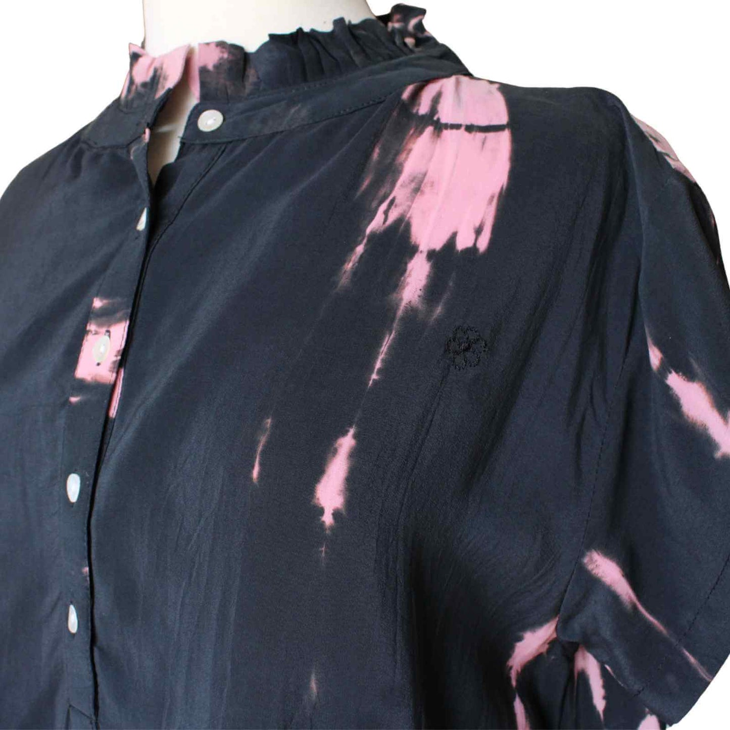 sort og pink silketop med knapper
