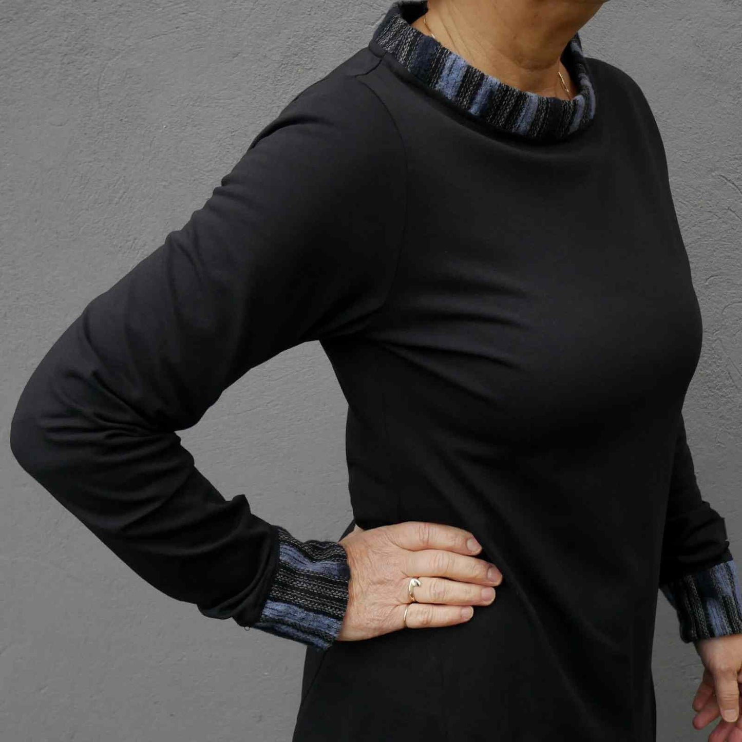 Blå uld kant på sort vinter kjole fra E-Avantgarde