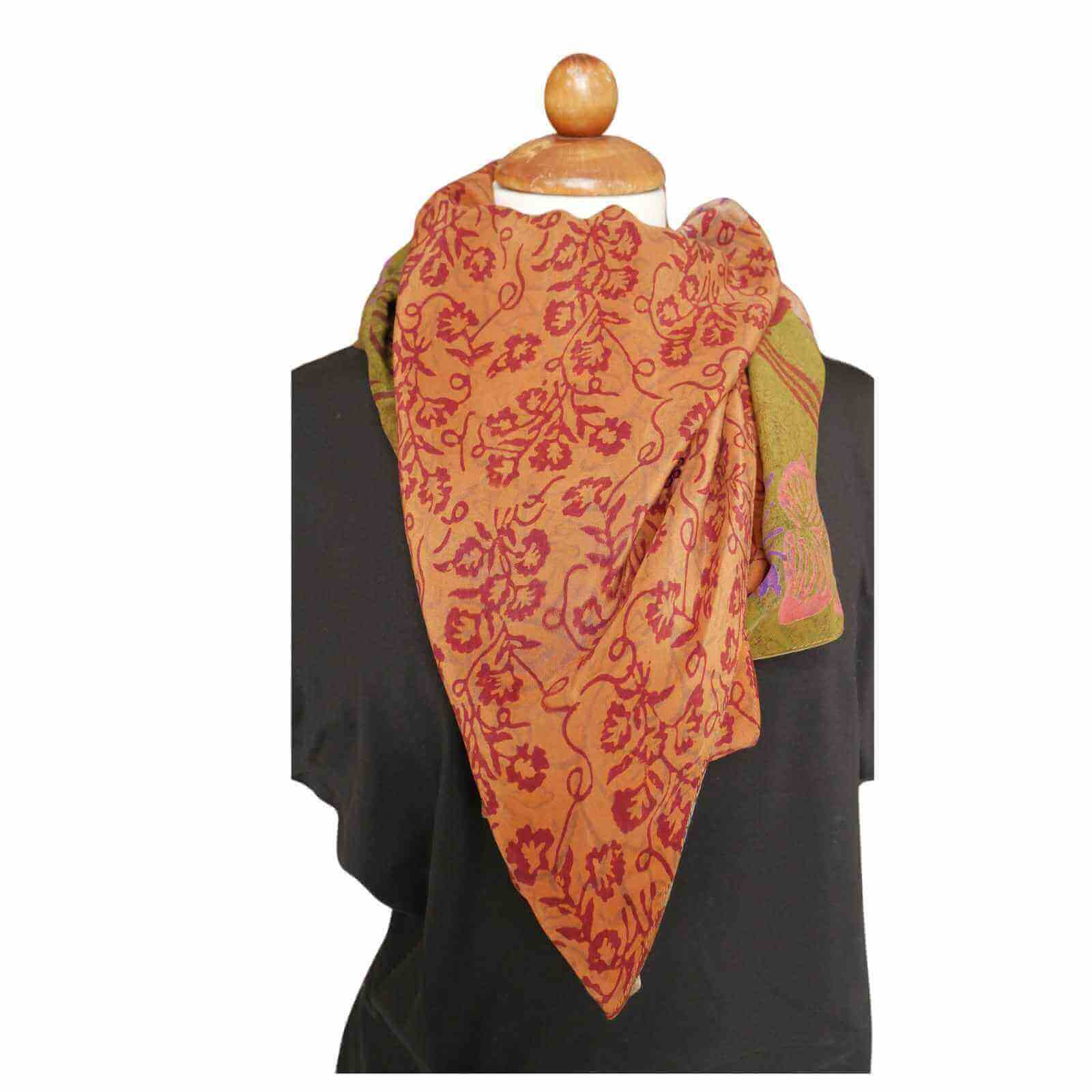 Trekantet silketørklæde fra Cofur i brune nuancer