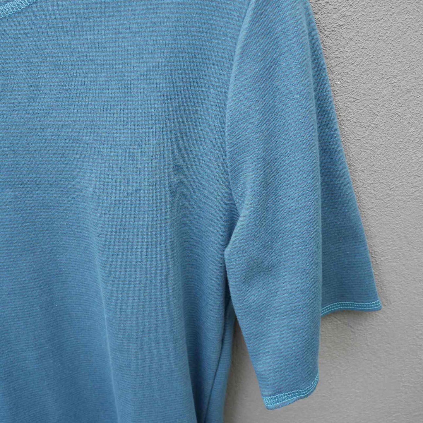 Ærme på stribet turkis t-shirt fra Jalfe