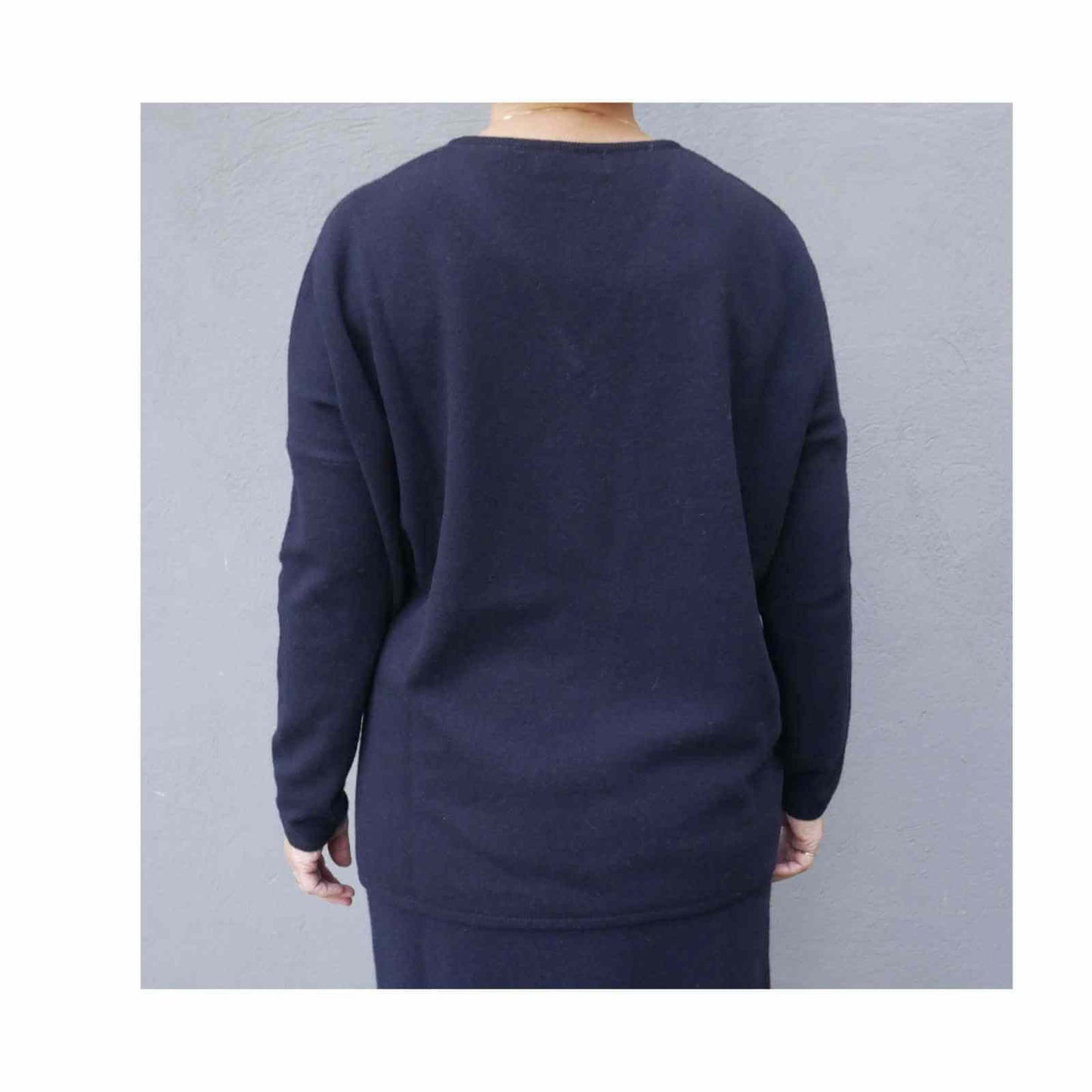 Blå uld cashmere trøje fra Gorridsen bagfra