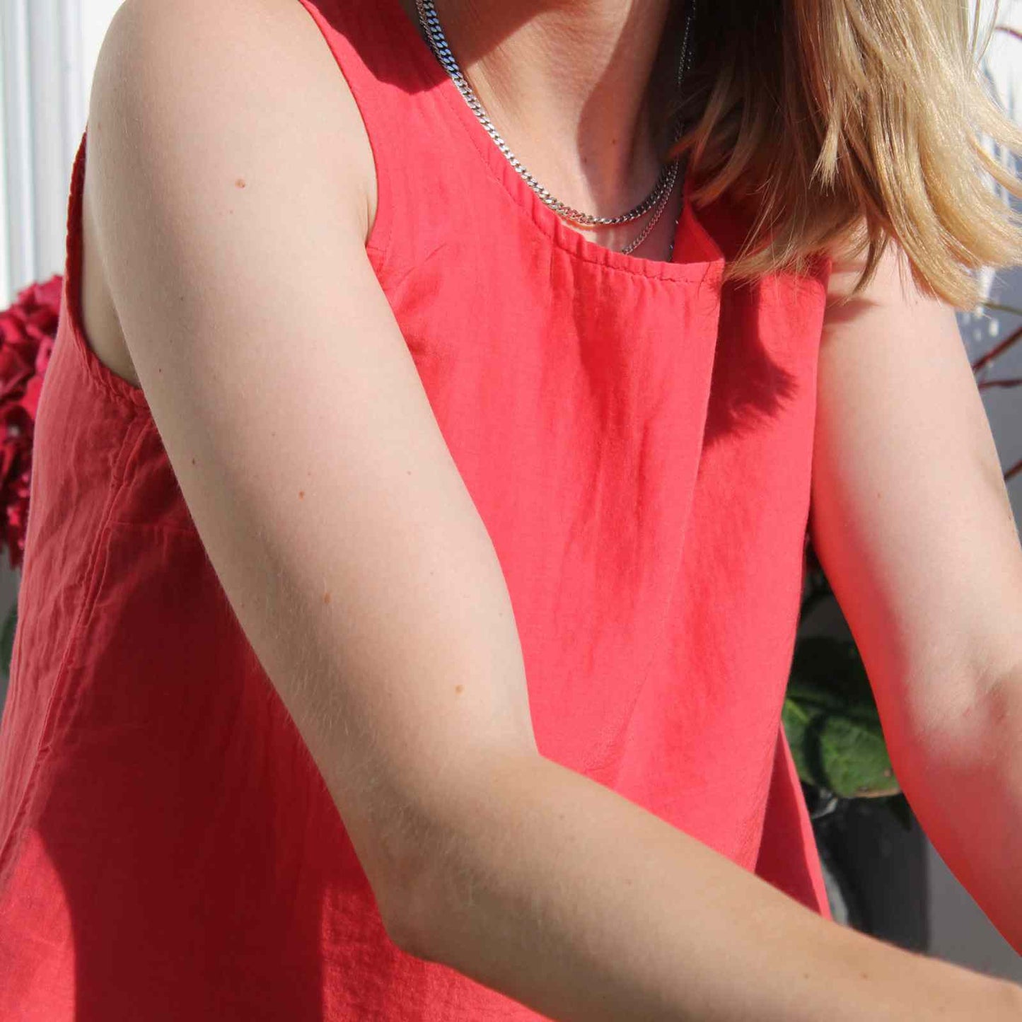 Sophie fra Anbi i koral top fra Grizas