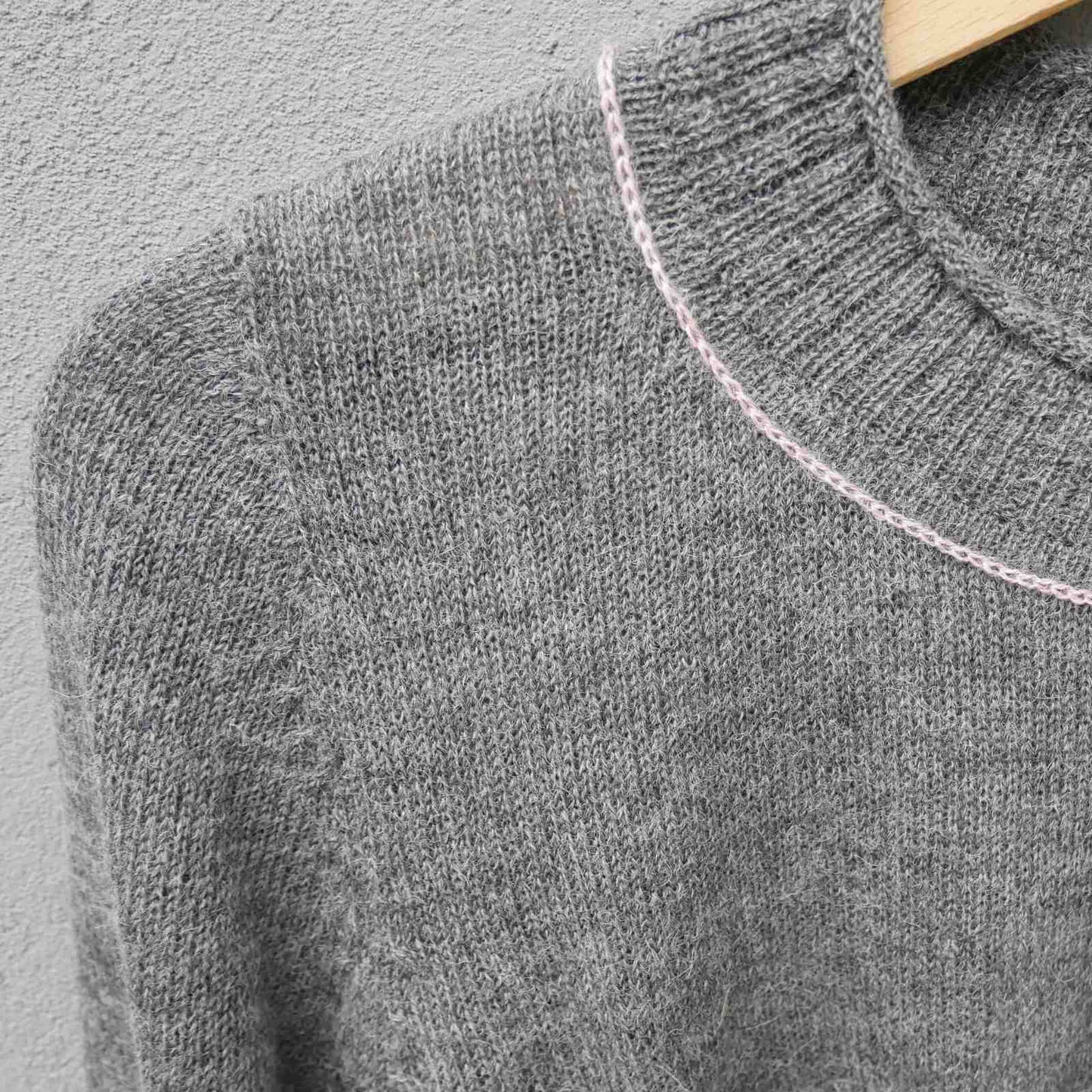 Grå baby alpaca bluse med lyserød kant