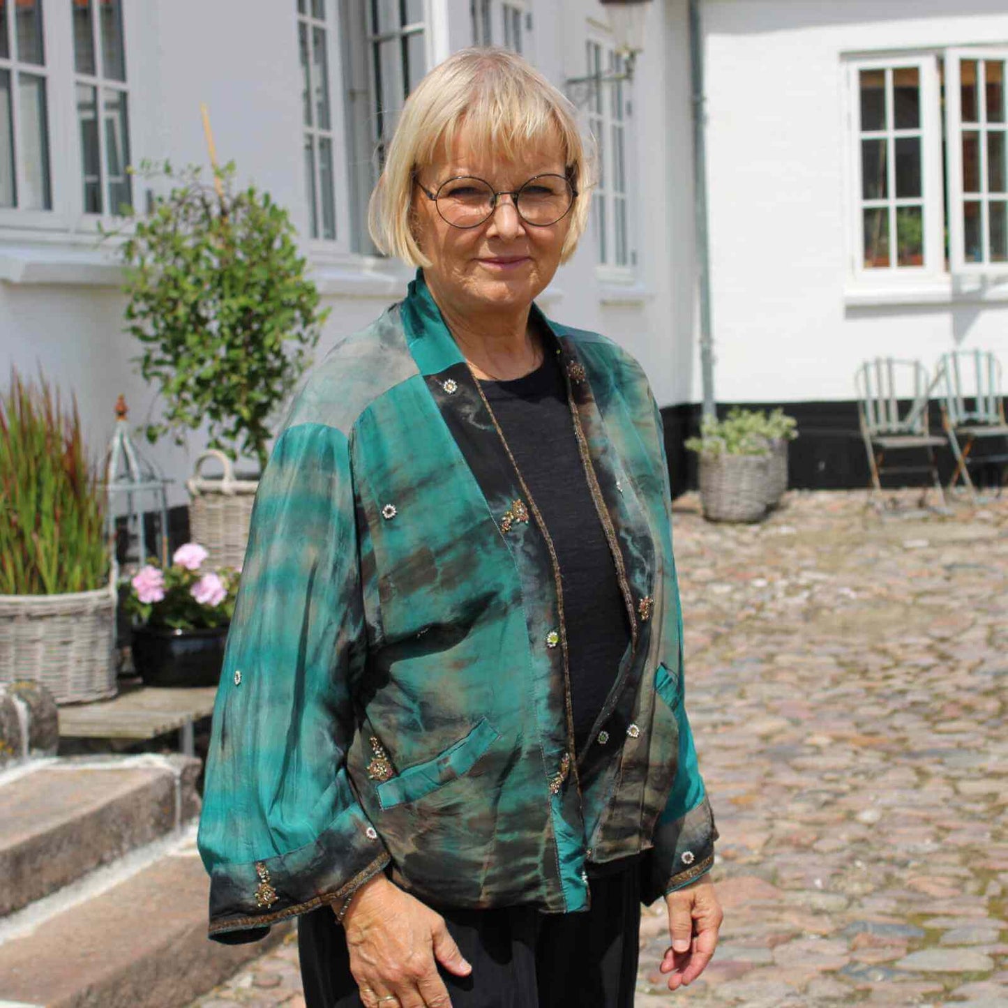 grøn silkejakke over sort tøj på Anbi Jette