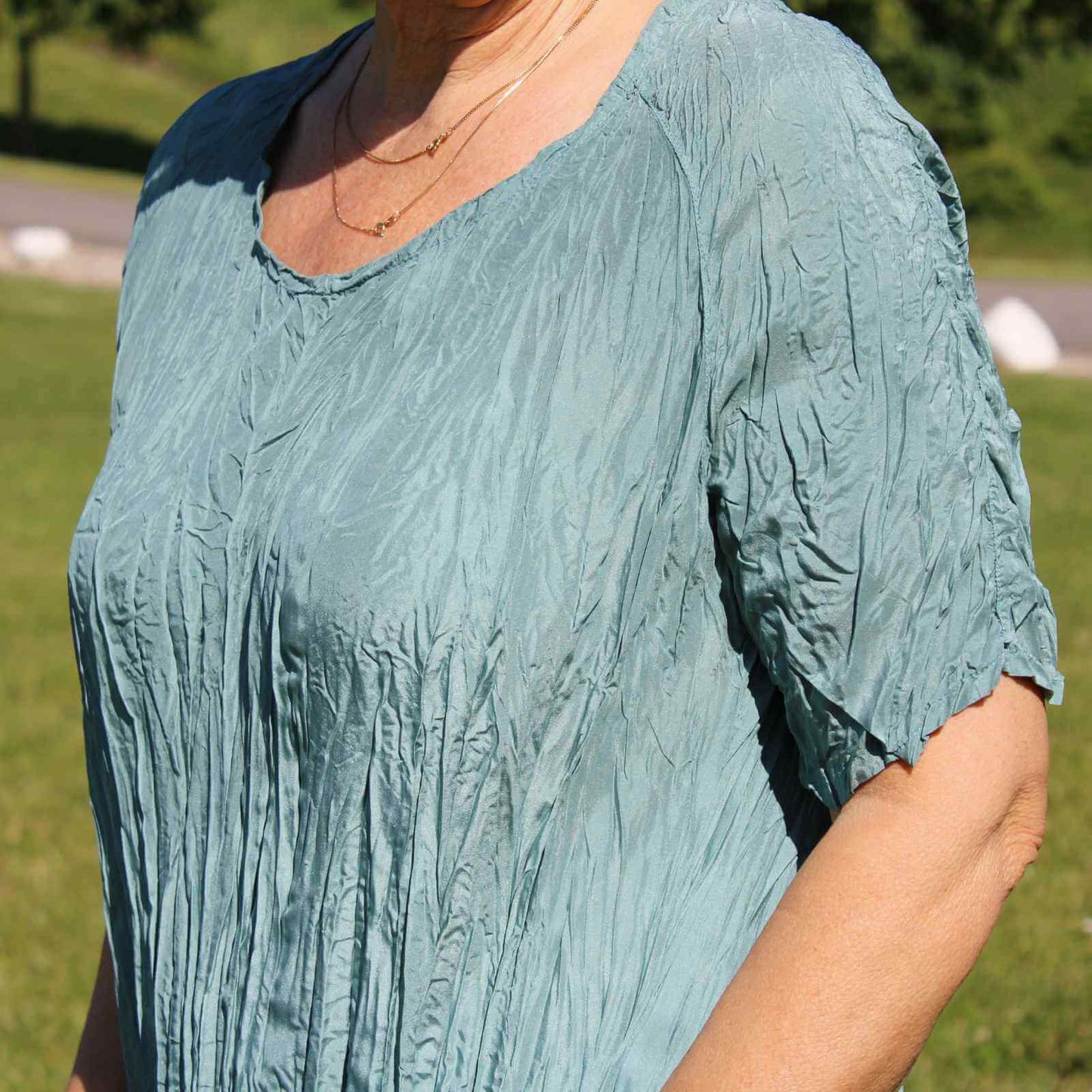 grøn silkekjole med korte ærmer