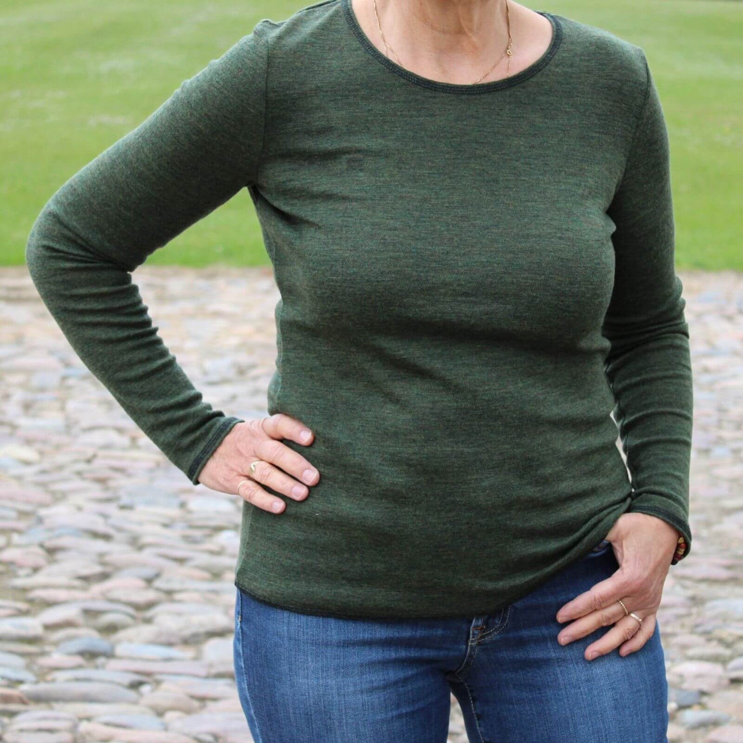 grøn langærmet bluse med blå jeans