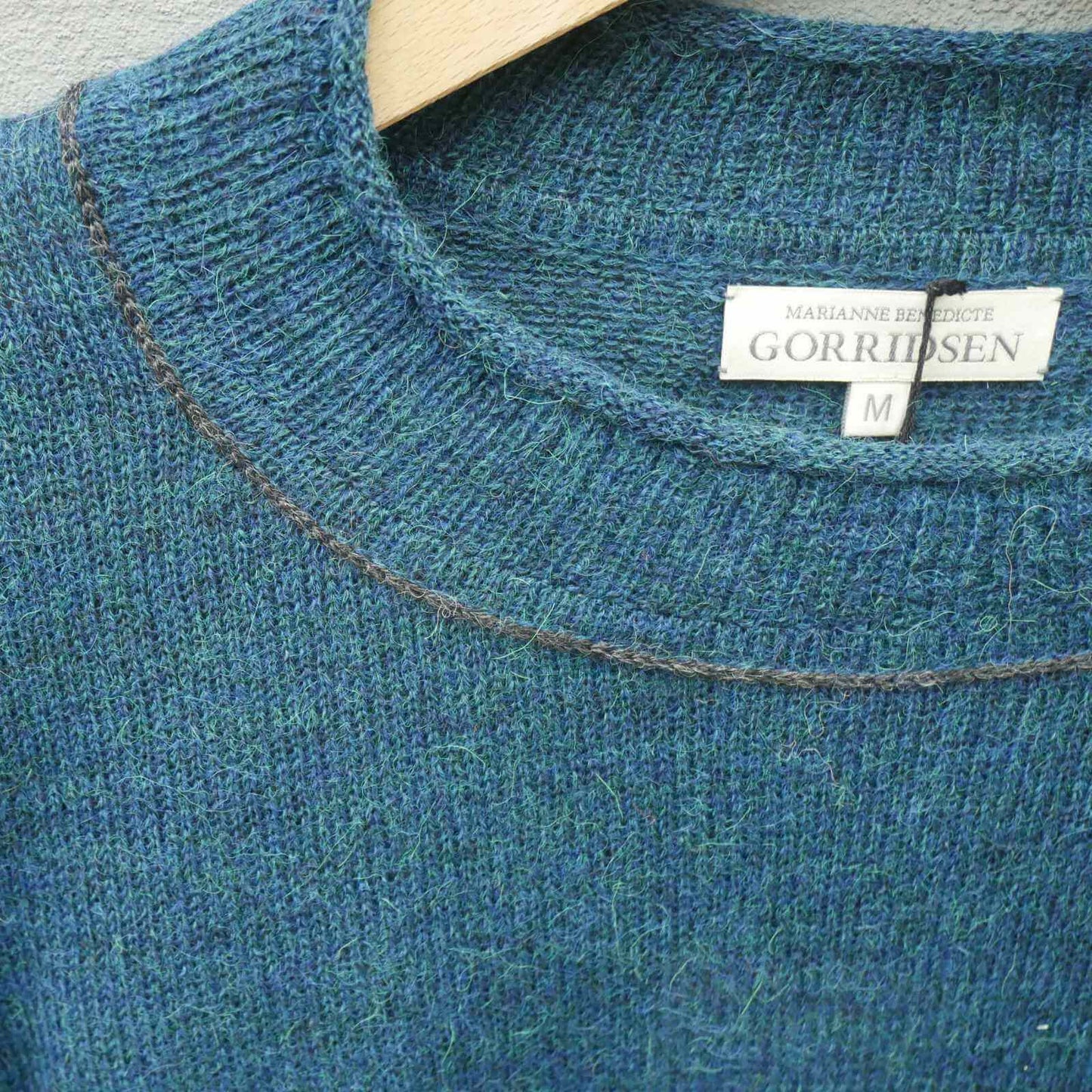 hals på baby alpaca bluse fra Gorridsen i ocean farve
