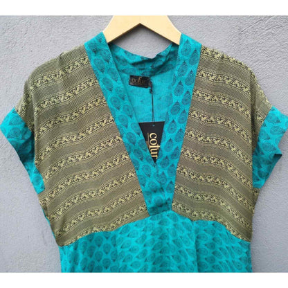 Mønster og V-hals på turkis silke kjole
