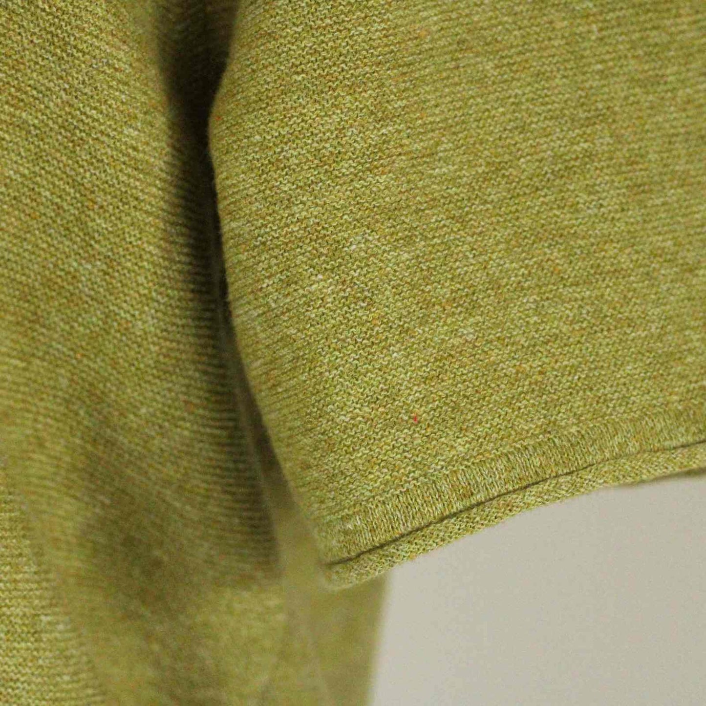 strik detalje på lys olivengrøn strikbluse