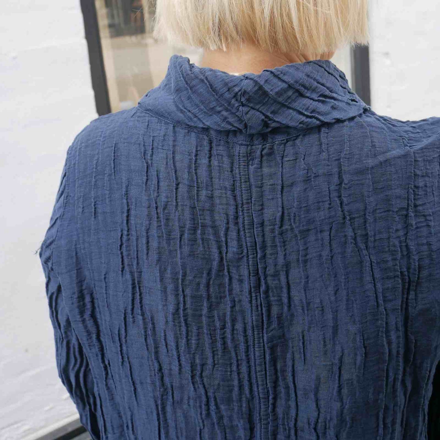 Halskrave bagfra på blå Grizas bluse i hør silke