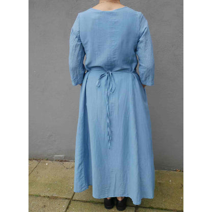 Lang blå Grizas kjole med snøre bagpå
