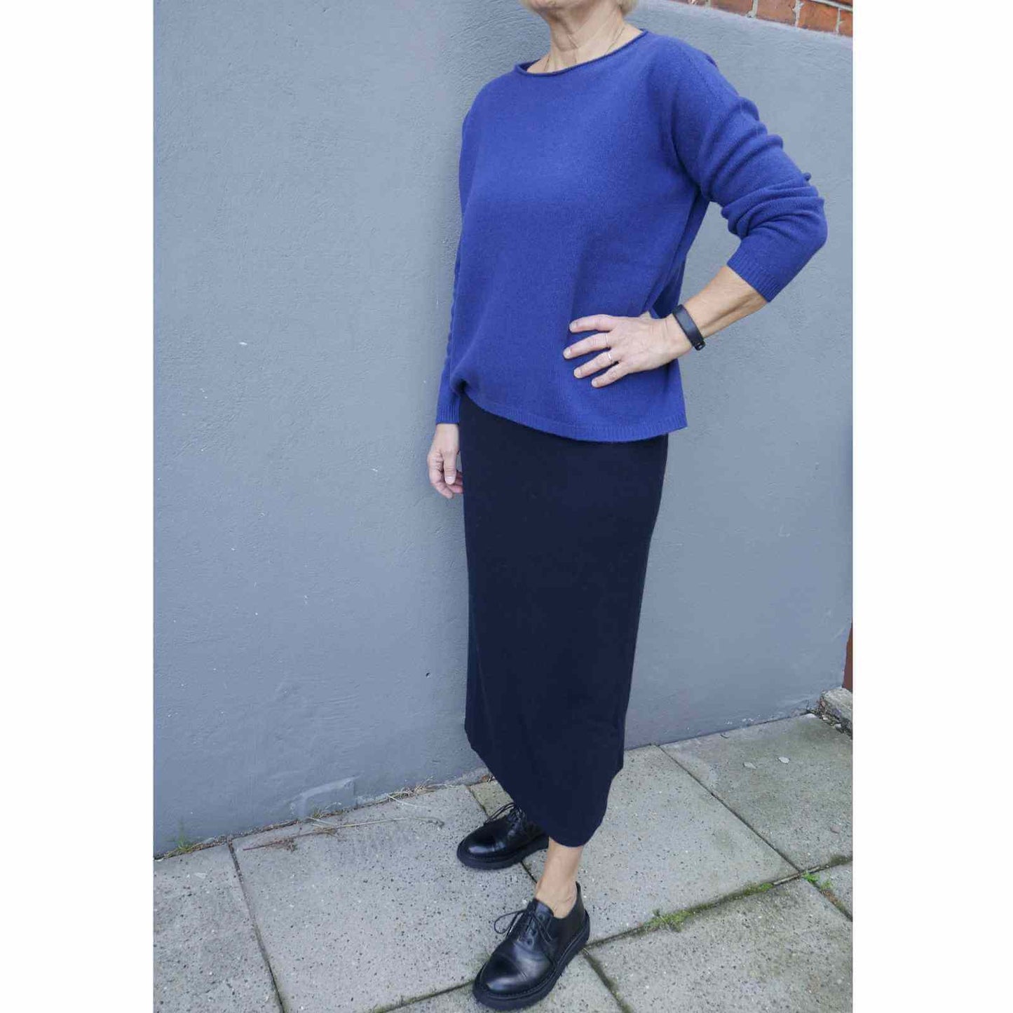 Lang blå uld cashmere nederdel fra Gorridsen med koboltblå uld trøje