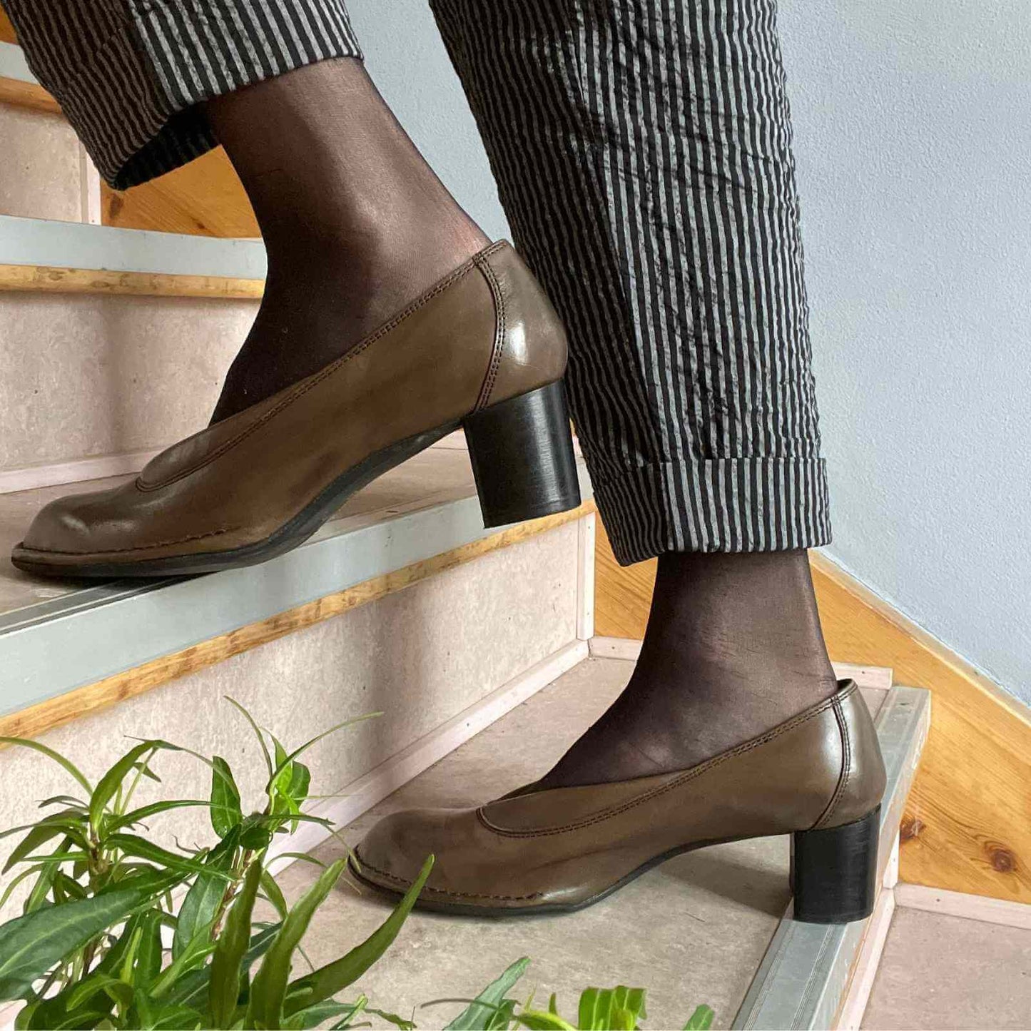 Anbi Sophie i olivengrønne pumps op ad trappen