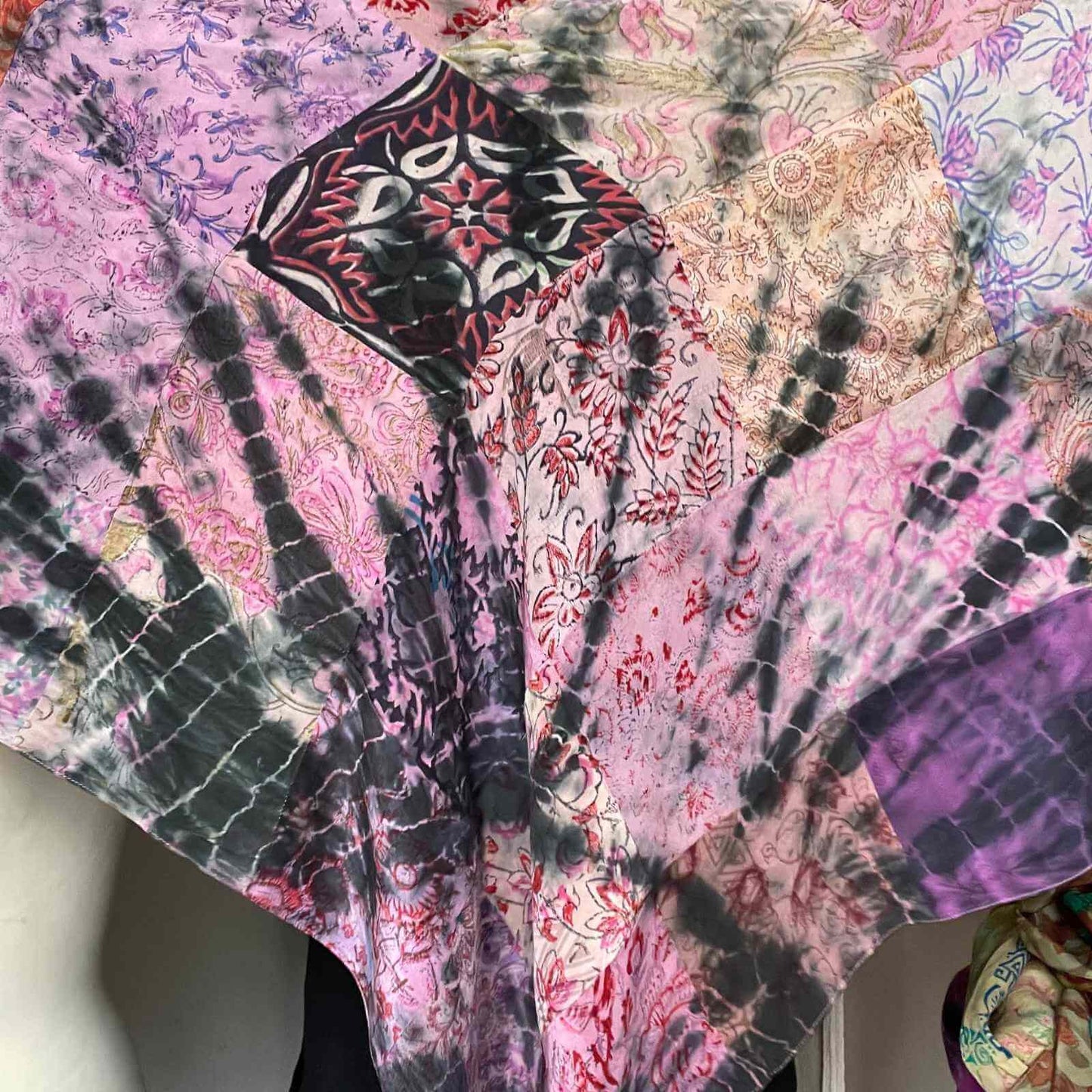 Batik mønster på genanvendt silketørklæde fra Cofur