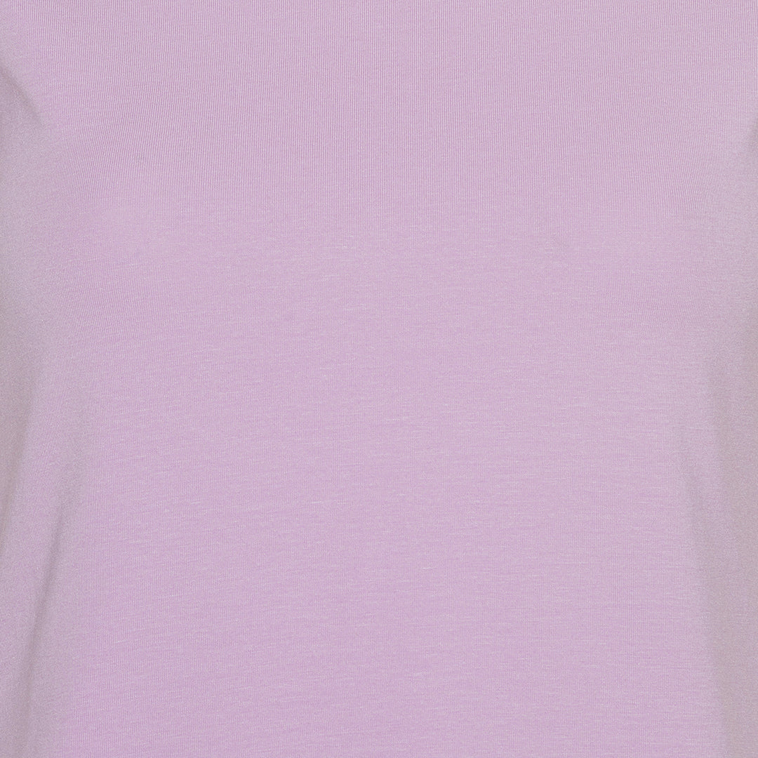 Rosa stof på ensfarvet t-shirt fra Mansted