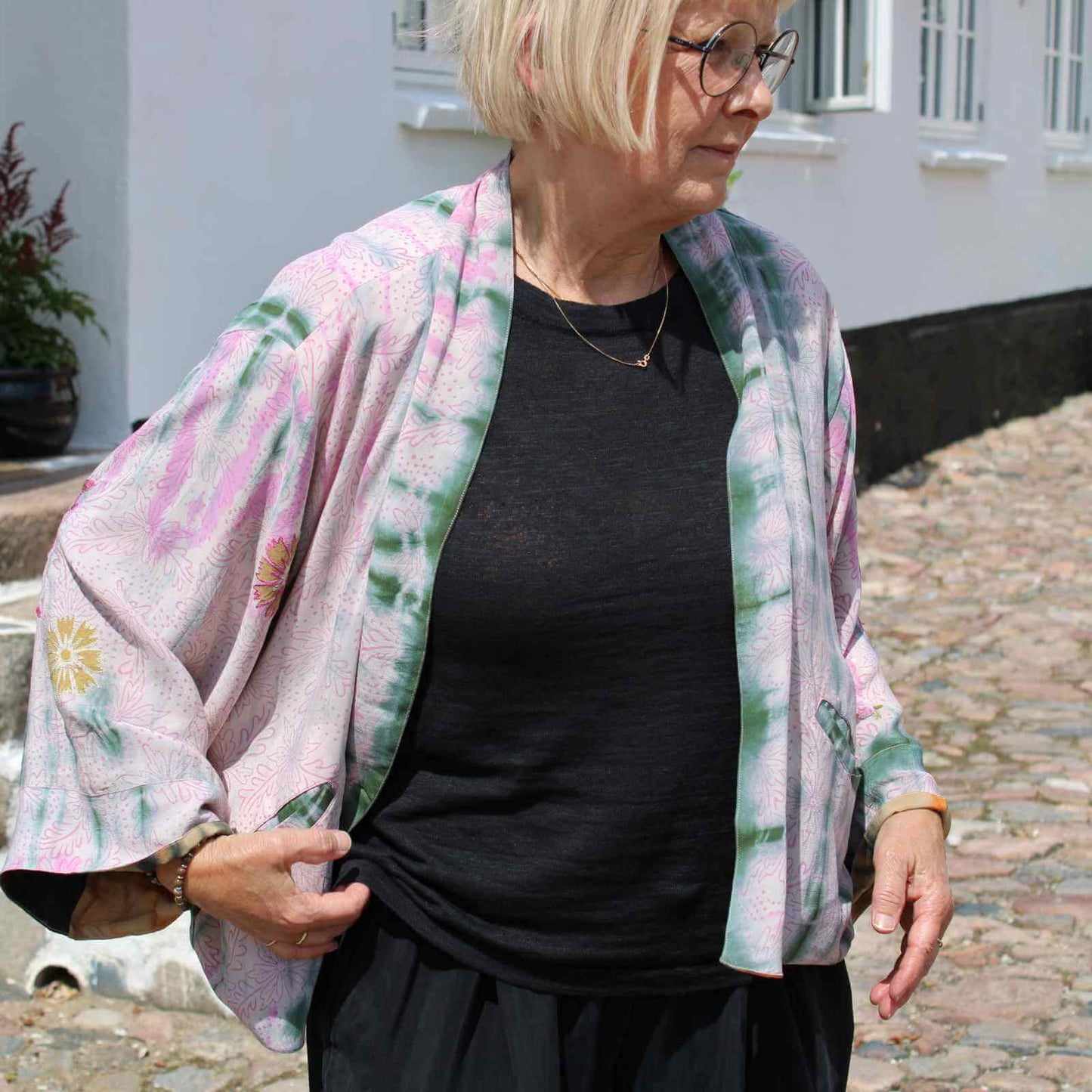 Anbi Jette i lyserød silkejakke og sort tøj