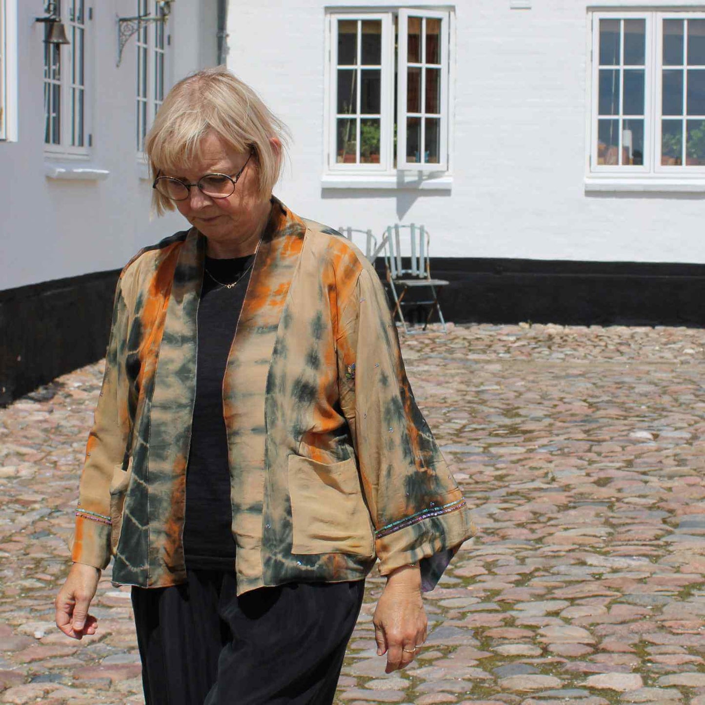 Anbi Jette i orange silkejakke og sort tøj