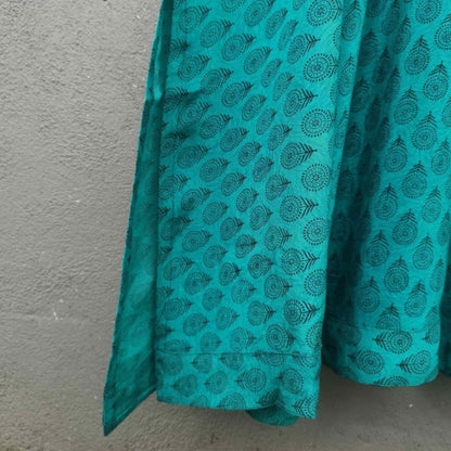 slids på turkis silkekjole med sort mønster