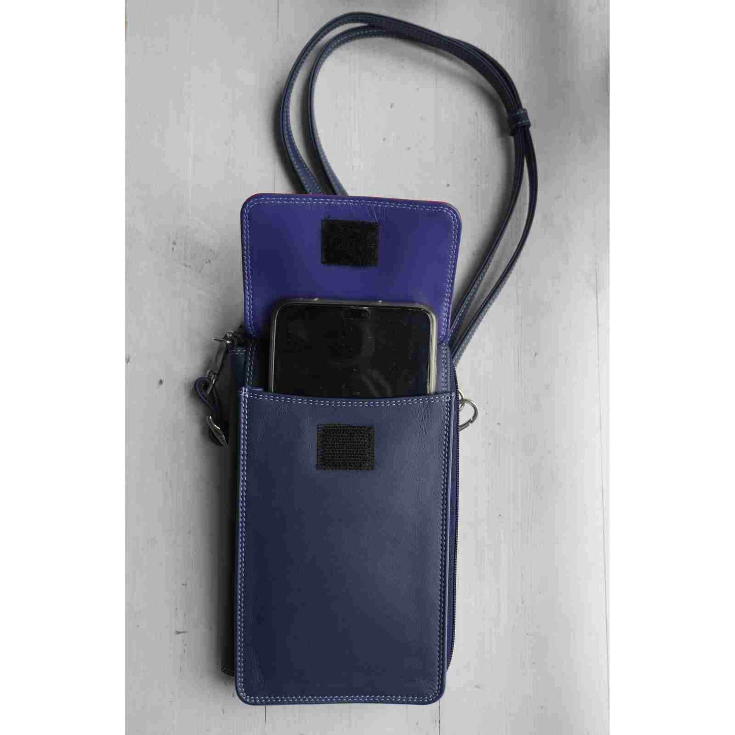 Smartphone holder og pung fra Mywalit i blå med telefon