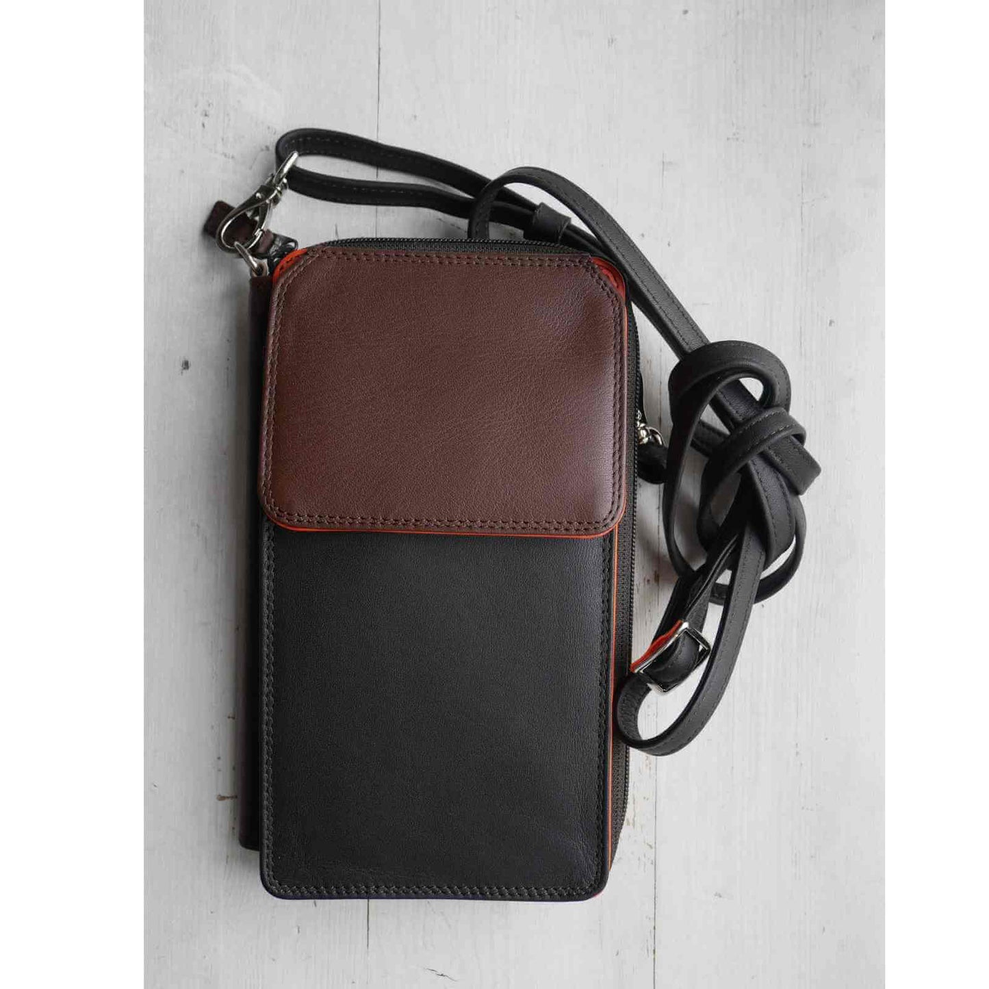 Brun smartphone holder og pung fra Mywalit med rem
