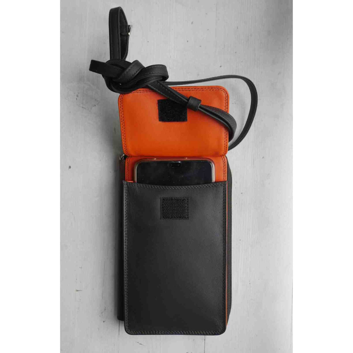 Smartphone holder og pung fra Mywalit med telefon