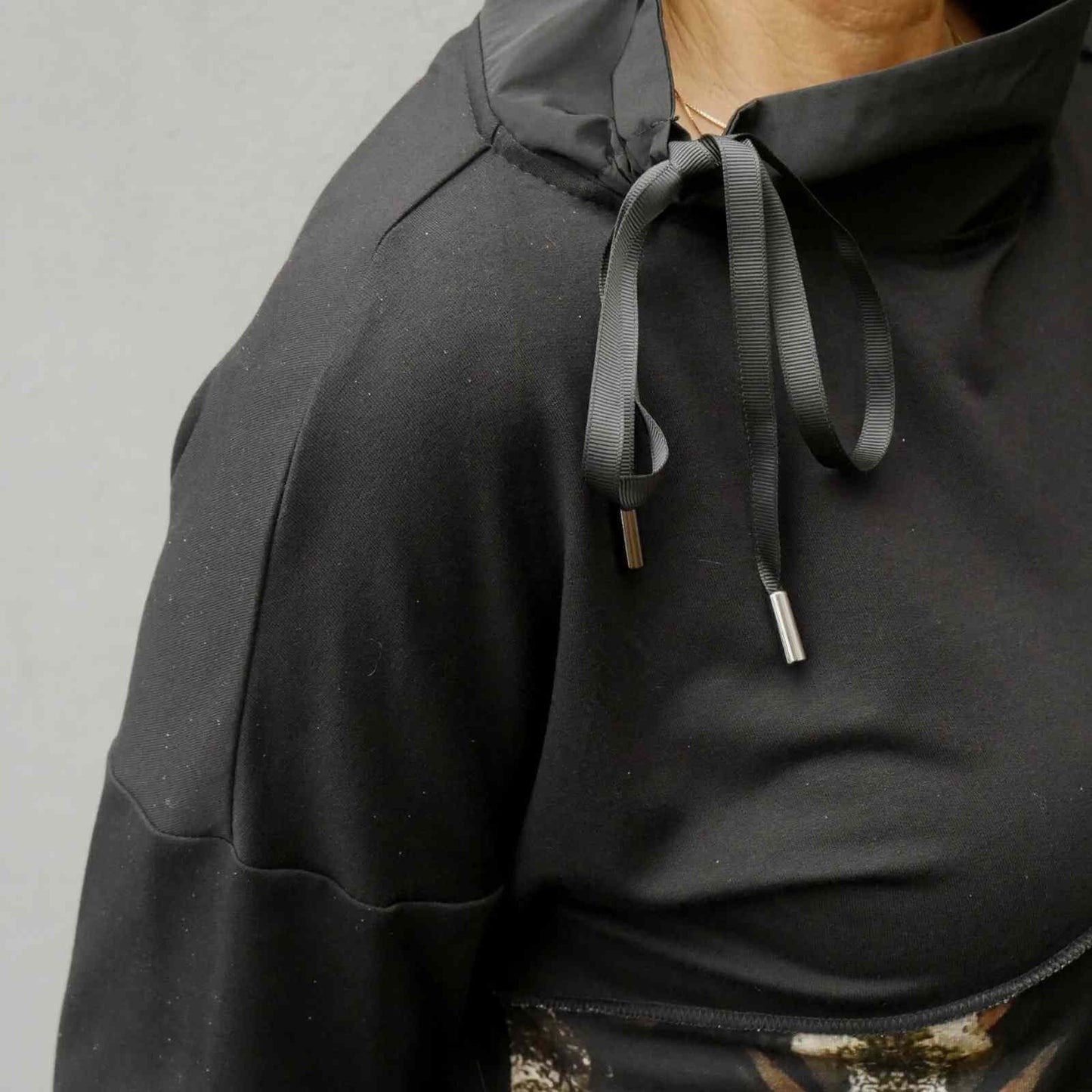 Snøre i krave på sort bluse fra E-Avantgarde