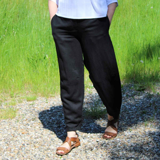 Bløde sorte Oska bukser med brune sandaler