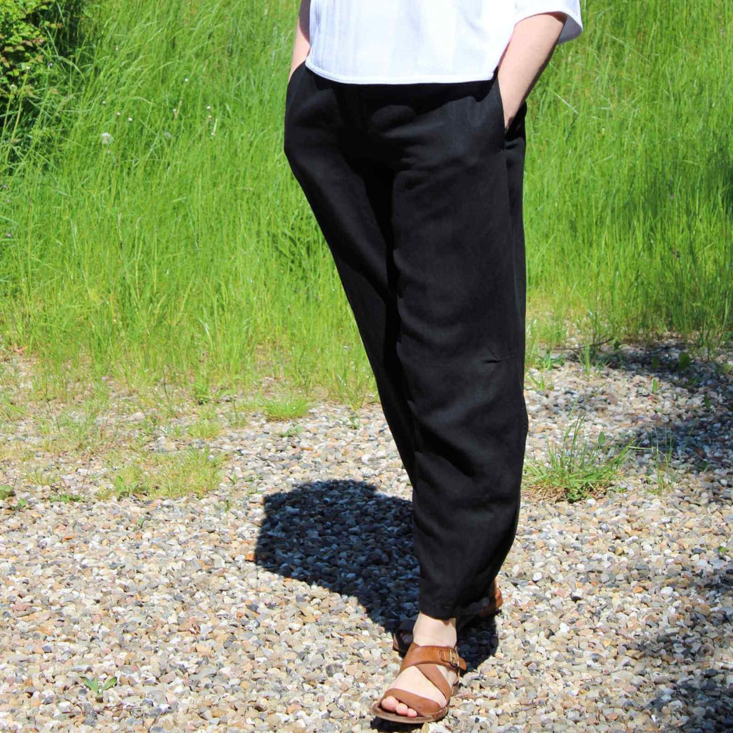 sorte Oska bukser i hør og lyocell på grus baggrund