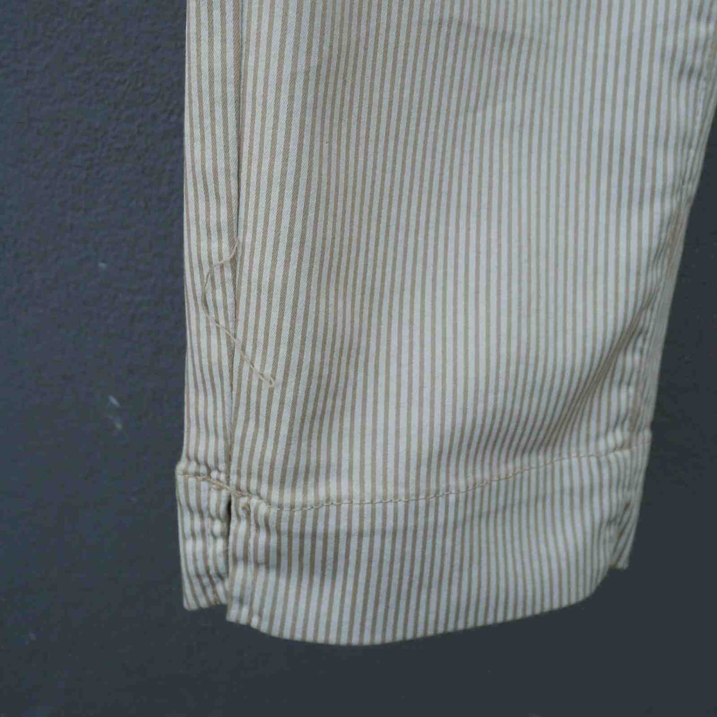 Slids detalje på beige Jonny Q stumpebukser