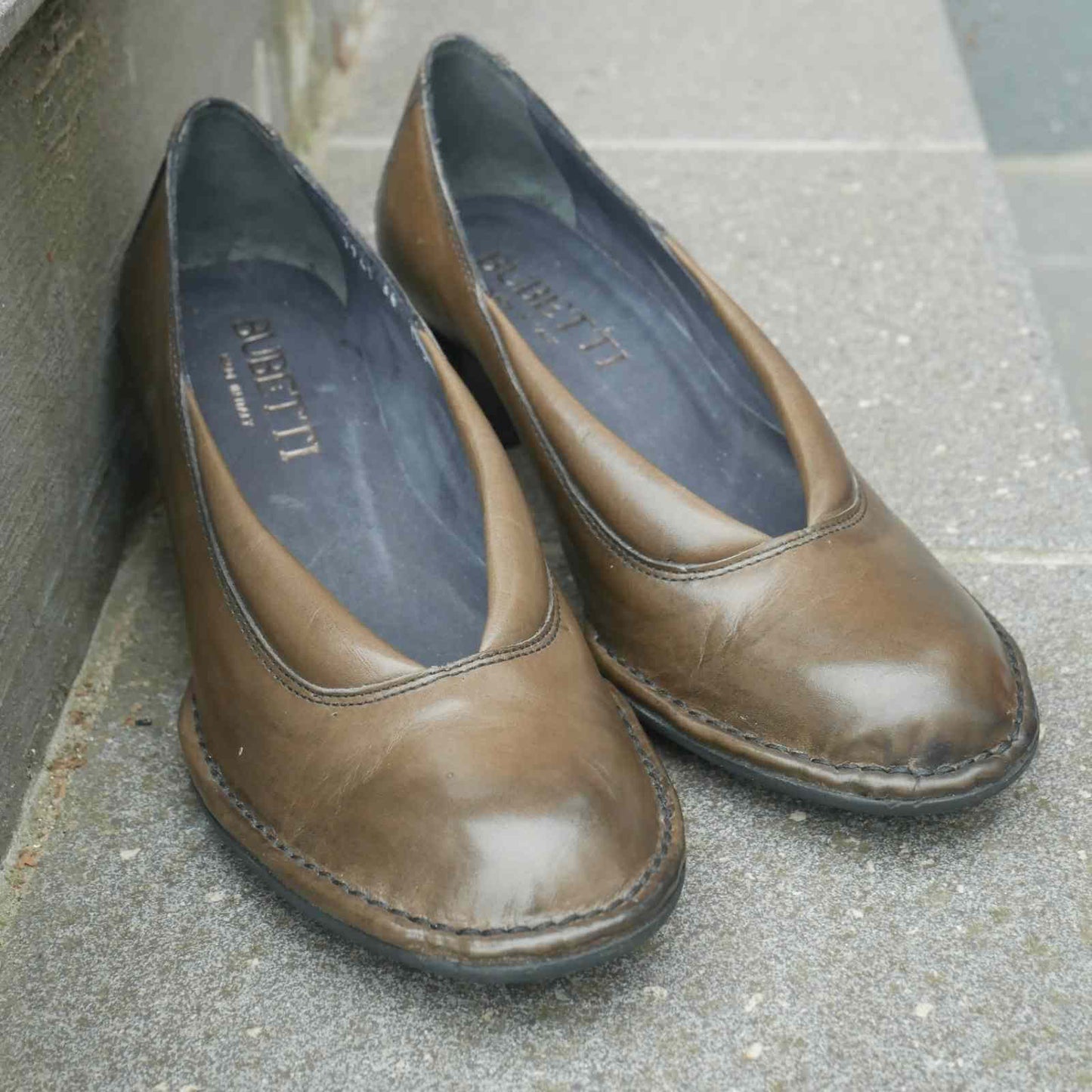 Pumps i olivengrøn med bred hæl fra Bubetti