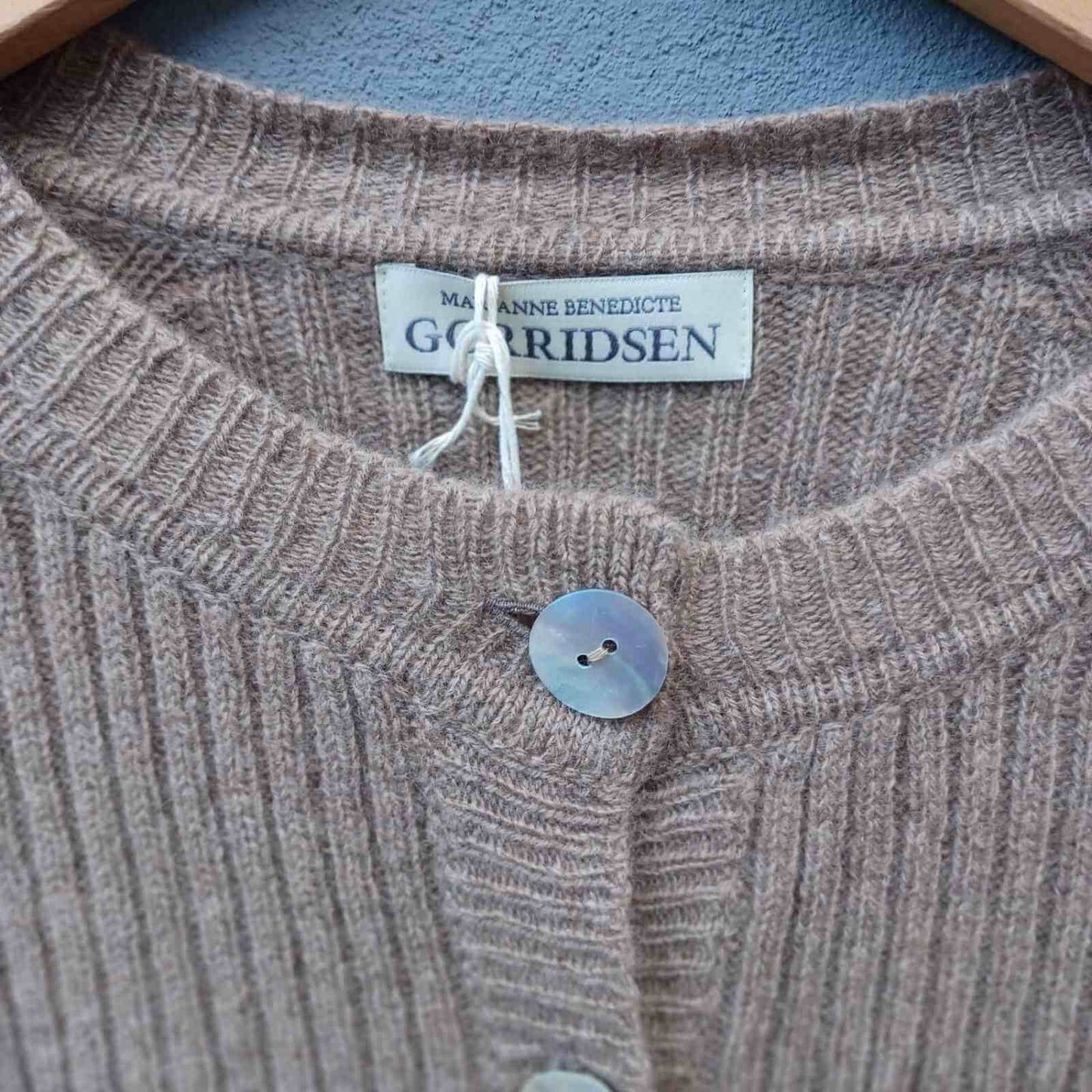 Cashmere cardigan krave detalje på model Pallas