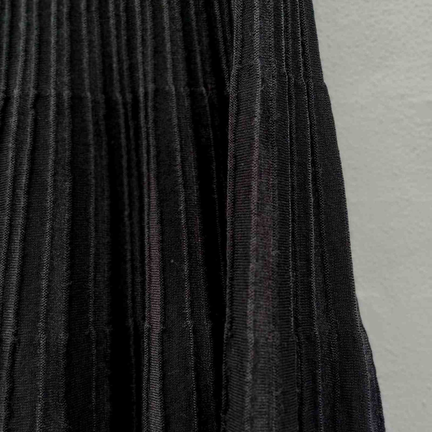 Detalje på strik nederdel i sort og grå fra Gorridsen Design