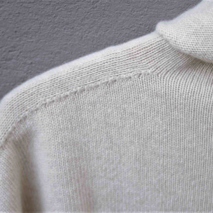 Offwhite rullekrave trøje i 100% merinould strik detalje