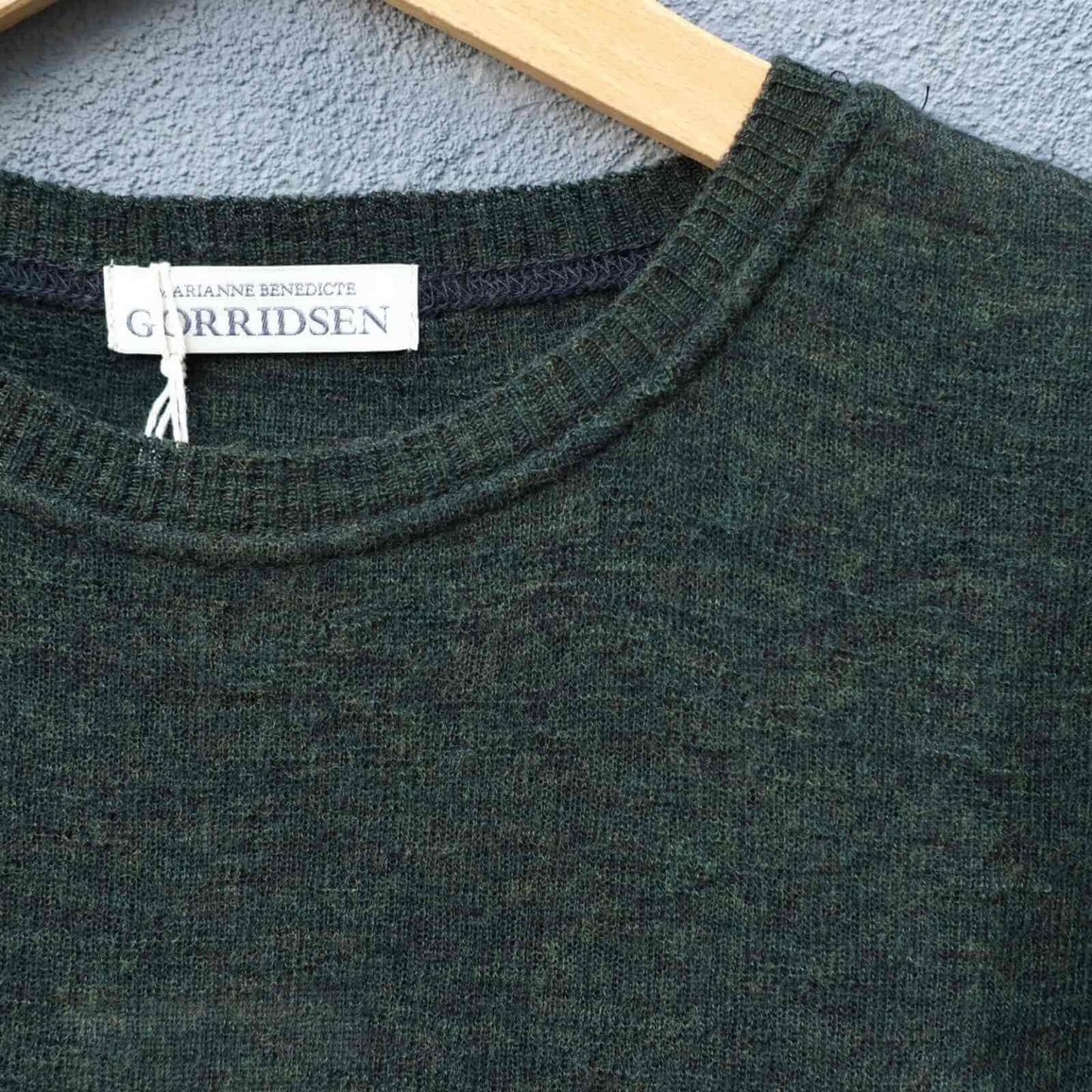 Tynd grøn bluse i merinould tæt på