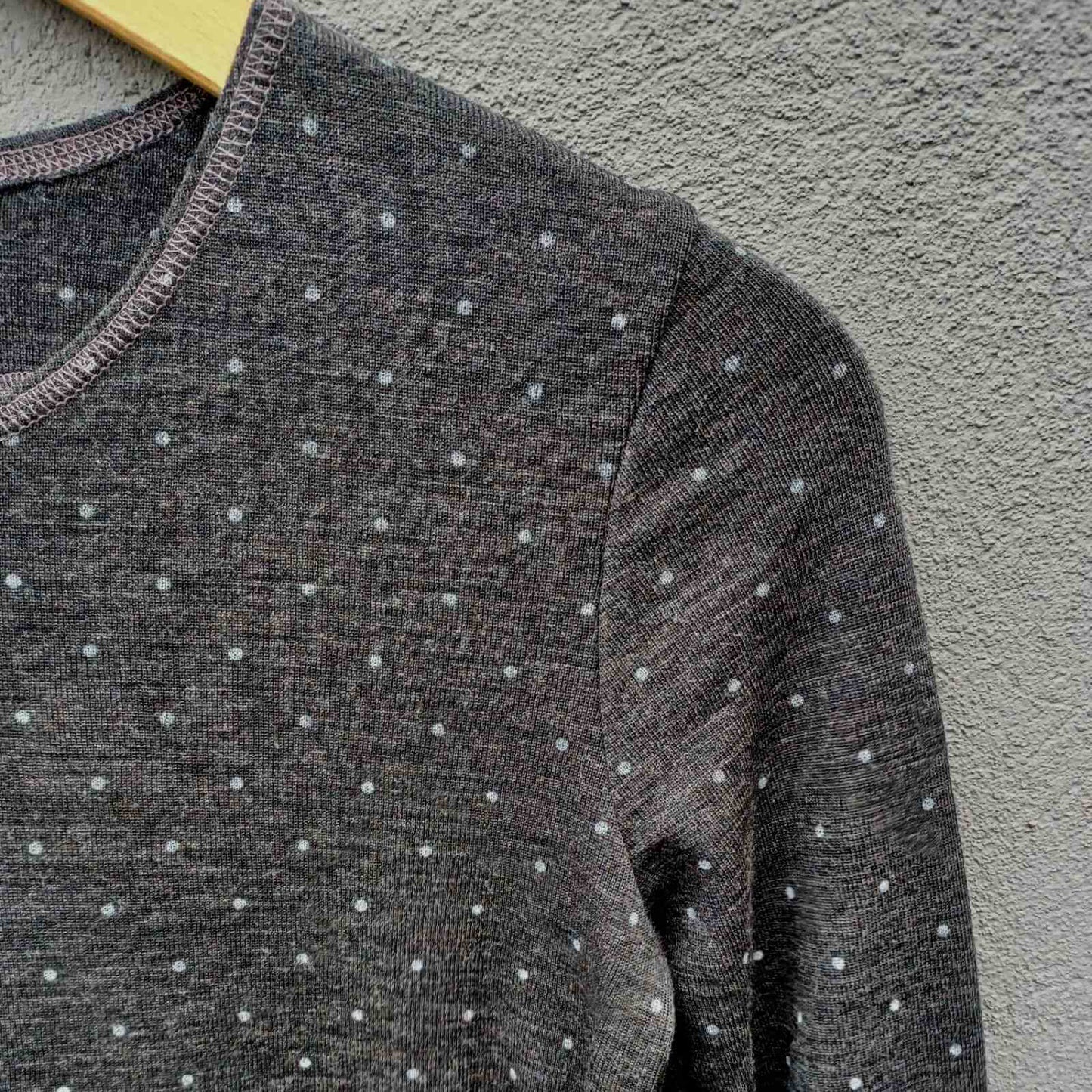 Koksgrå uldbluse med prikker hals detalje