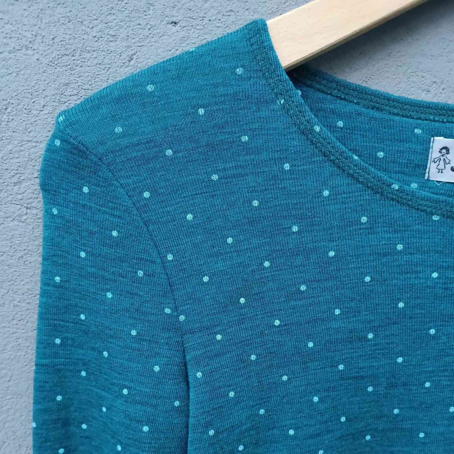 Turkis uldbluse hals detalje