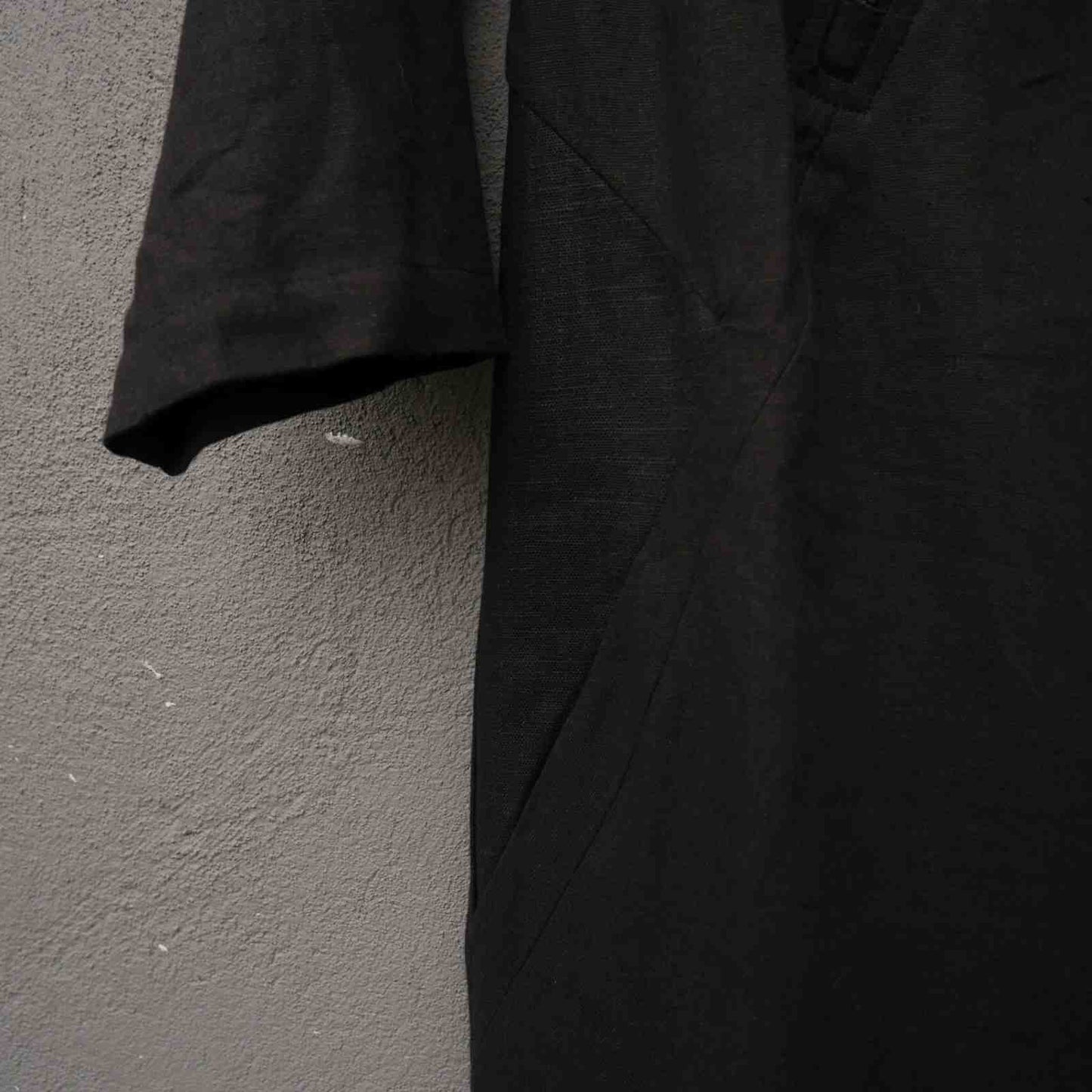 venstre lomme på sort hørkjole fra E-Avantgarde